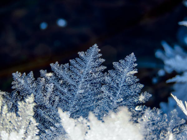 The Science of Snowflakes – Maruša Bradač (TEDEd)
